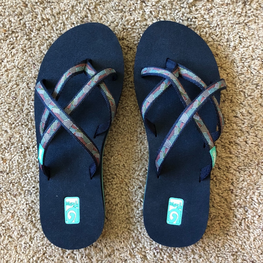 NWOT Teva Olowahu flip flops women size 9